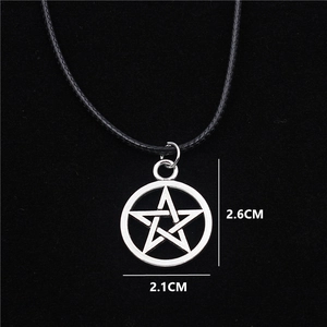 Zilveren pentagram ster hanger met zwart koord van 2,6 cm bij 2,1 cm afmetingen