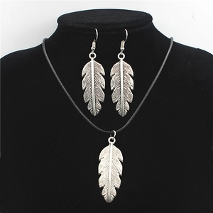 Vintage Silber Feder Anhänger Halskette Haken Ohrringe Schmuckset Für Damen Legierung Galvanisiert Bohemian Persönlichkeit Accessoires