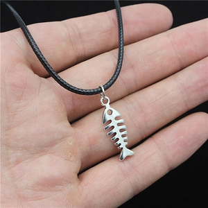 Handgehaltene Fischgräten-Halskette in Silber mit einem schwarzen geflochtenen Band
