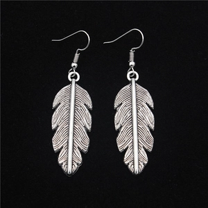 Vintage Silber Feder Ohrringe und Halskette Set mit detaillierter Boho-Stil Textur