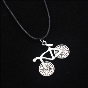 Silberne Fahrrad-Halskette aus Zinklegierung mit schwarzer Kordel auf schwarzem Grund