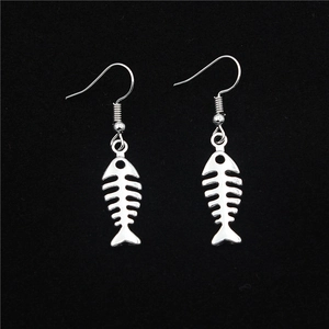 Minimalistische silberne Fischgräten-Ohrhänger mit hohlem Fischskelett-Design für Damen