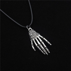 Collana con ciondolo a mano di scheletro e artiglio d'argento con cordino in pelle nera intrecciata