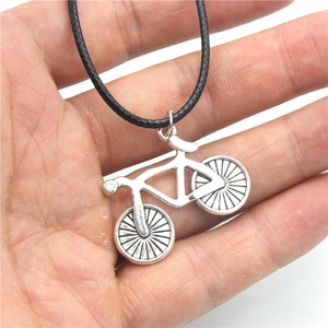 Silberne Fahrrad-Halskette mit schwarzer Lederschnur und antikem Anhänger-Detail
