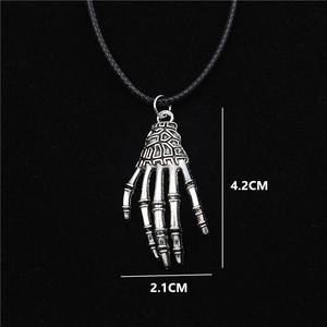 Collana gotica con mano di scheletro in lega vintage su cordino nero trendy