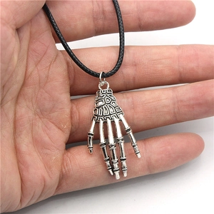Pendente mano di scheletro gotico in argento con cordoncino nero sulla mano