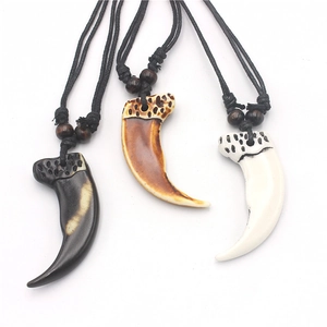 Drie wolfstand hangers van hars met zwart koord en decoratieve houten kralen