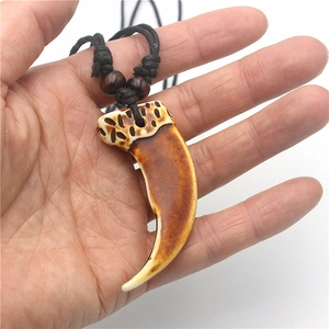 Detail van wolfstand hanger van hars met kleurverloop en verstelbaar zwart koord
