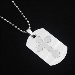 Colgante de cruz de acero inoxidable pulido con cadena de bolas para hombre en fondo negro