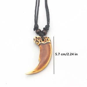 Ketting met wolfstand hanger van hars met verstelbaar zwart koord en bruine houten kralen
