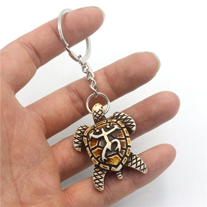 Porte-clés tortue ethnique en résine avec gravures tribales et anneau en métal