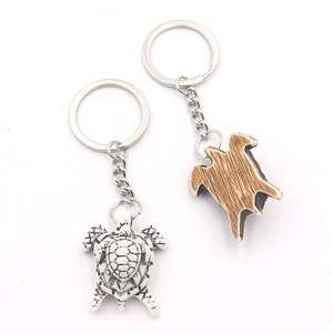 Porte-clés tortue de mer en résine aspect argent vieilli et grain de bois
