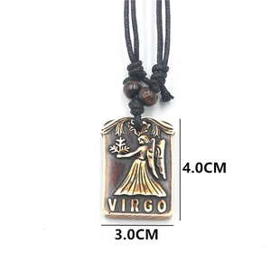 Antieke bronzen Maagd dierenriem hars hanger ketting met maten 4,0cm bij 3,0cm
