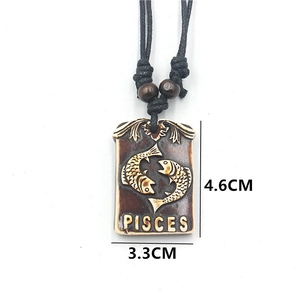 Gedetailleerd overzicht van de retro Vissen-hars hanger van 4.6cm bij 3.3cm