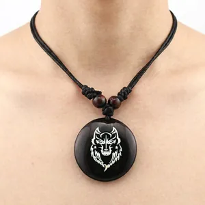 Collana da uomo in resina nera con totem testa di lupo su cordino in corda intrecciata
