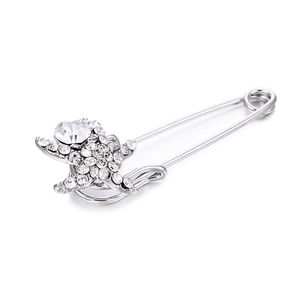 Elegante spilla a stella marina argentata con strass e un grande cristallo centrale