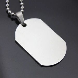Collana con targhetta militare in acciaio inossidabile lucido su sfondo nero