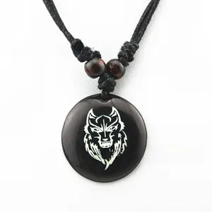 Dettaglio della collana in resina nera con testa di lupo e perline in legno decorative