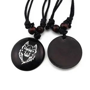 Collana tribale con ciondolo lupo in resina nera perline di legno e cordino intrecciato