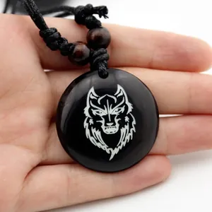 Collana in resina nera tenuta a mano con totem testa di lupo bianco su pendente rotondo