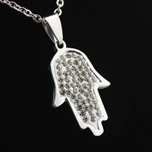 Makroaufnahme von Hamsa-Hand-Anhänger in Silber mit Zirkonia-Besatz an einer Halskette