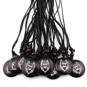 Collana con ciondolo rotondo in resina nera con lupo d'argento e perline di legno scuro