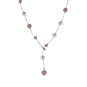 Vue détaillée d'un collier en Y avec perles marron foncé et blanches et cristaux fins