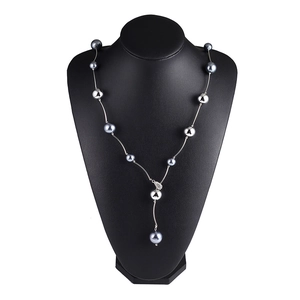 Collier long ajustable en Y avec perles grises et billes argentées sur un buste noir