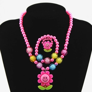 Vista dettagliata del set collana, bracciale e anello con perline girasole per bambine