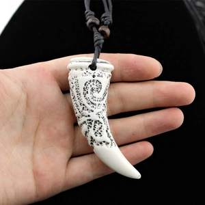Pendentif dent de loup rétro ethnique avec gravure totem tribal et cordon tressé noir
