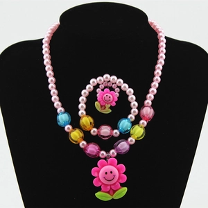 Set gioielli per bambine con collana e bracciale di perline girasole rosa su busto nero