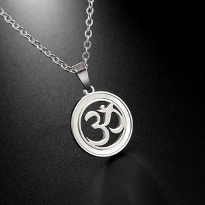 Polierter Edelstahl Om-Symbol Anhänger Religiöser Yoga Meditation Schmuck Runder Hohl-Anhänger Ohne Kette