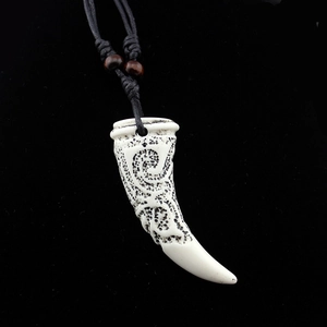 Collier Pendentif Dent de Loup Tribal Vintage pour Hommes Totem Ethnique Sculpté en Résine Style Os Collier Cordon Réglable Bijoux Boho