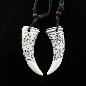 Collier pendentif dent de loup tribal avec gravures de totem noir et perles en bois