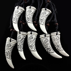 Collier ethnique avec pendentif dent de loup gravé et perles en bois style tribal
