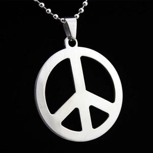 Pendentif symbole de la paix en acier inoxydable poli avec chaîne à billes sur fond noir