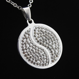Gepolijste titanium stalen Yin Yang hanger ketting met fonkelende witte strasstenen