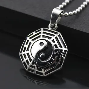 Makroaufnahme des achteckigen Tai Chi Anhängers mit Yin Yang Motiv und Kugelkette