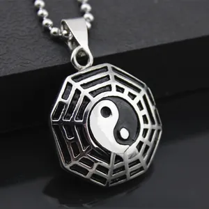 Makroaufnahme des Yin-Yang-Tai-Chi-Anhängers mit Bagua-Rahmen an einer klassischen Kugelkette