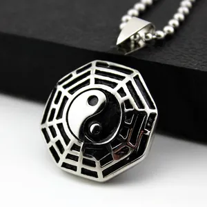 Makroaufnahme des Yin Yang Bagua Anhängers aus Edelstahl mit klassischer schwarz-weißer Emaille