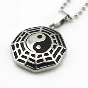 Makrodetail des Tai-Chi-Yin-Yang-Anhängers mit Bagua-Symbolen an einer Kugelkette