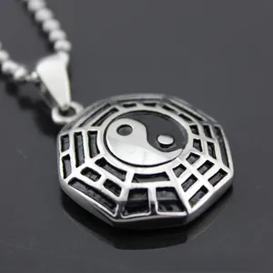 Makrodetail des Edelstahl Yin Yang Tai Chi Anhängers mit hochwertiger Kugelkette