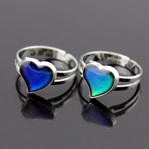 Adjustable silver-tone heart rings with temperature-sensitive color-changing gradient