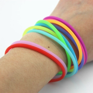 Set van kleurrijke lichtgevende siliconen jelly armbanden in diverse matte tinten