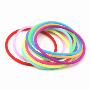 Stapel veelkleurige lichtgevende siliconen armbanden met een soepele en gladde afwerking