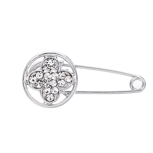 Élégante broche épingle de sûreté argentée avec strass et motif floral ajouré