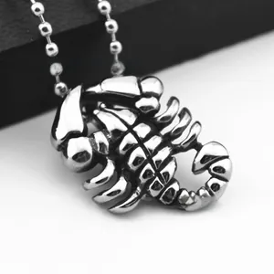Gros plan du pendentif scorpion en métal poli avec détails réalistes et sa chaîne