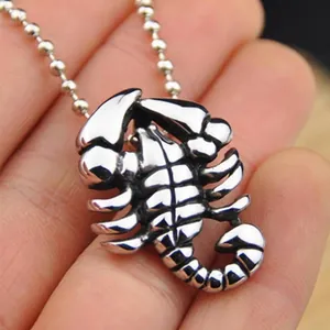 Collier pendentif scorpion en acier titane pour homme avec chaîne à billes style gothique