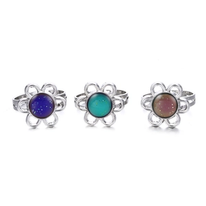 Set de tres anillos de flores termocrómicos en metal plateado con diseño de banda abierta
