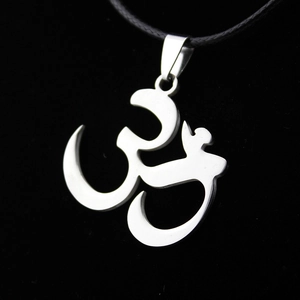 Vue détaillée d'un pendentif symbole Om en acier inoxydable poli sur cordon noir